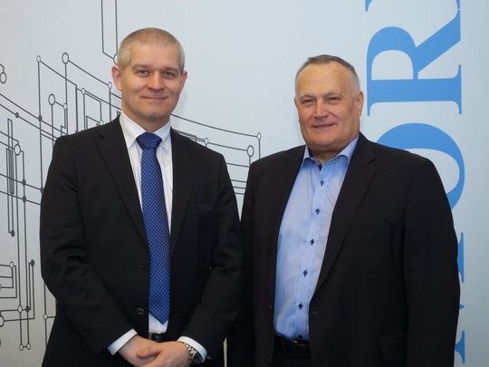Vertriebsabkommen: Falko Neubert (links), Chief Technology Officer (CTO) bei Endrich und Rolf Aschhoff, Geschäftsführer Mornsun Power Vertriebsabkommen: Falko Neubert (links), Chief Technology Officer (CTO) bei Endrich und Rolf Aschhoff, Geschäftsführer Mornsun Power