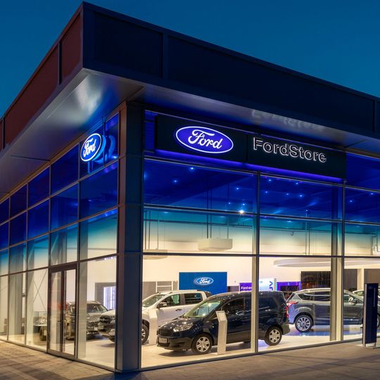 Die Hermann-Gruppe hat in Einbeck einen Ford-Store an der „Straße der Mobilität“ eröffnet. Die Hermann-Gruppe hat in Einbeck einen Ford-Store an der „Straße der Mobilität“ eröffnet.