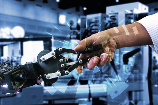 Wenn Mensch und Maschine Hand in Hand arbeiten, deckt eine Risikobeurteilung nach Maschinenrichtlinie Gefahren auf. Wenn Mensch und Maschine Hand in Hand arbeiten, deckt eine Risikobeurteilung nach Maschinenrichtlinie Gefahren auf.