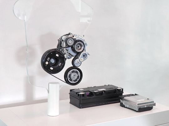 Die sogenannte Hybrid-Einheit wird an den Motor angeflanscht und ermöglicht es, den Verbrenner in vielen Fahrsituationen zeitweise millisekundenschnell komplett ab- und wieder anzuschalten.