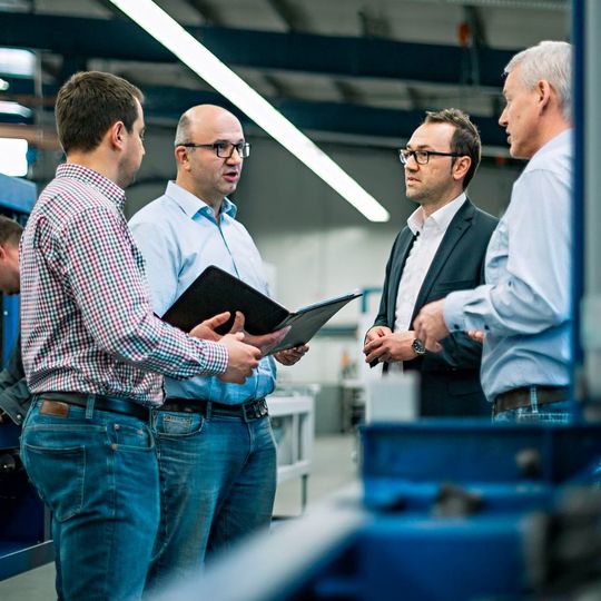 Mitarbeiter aus dem Bereich „Mosca Engineering“ diskutieren die nächste Kundenspezifische Maschinenlösung. Mitarbeiter aus dem Bereich „Mosca Engineering“ diskutieren die nächste Kundenspezifische Maschinenlösung.