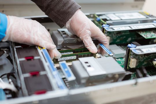 Es gibt zwei Möglichkeiten, runderneuertes Datacenter-Equipment erneut zu verwenden: Zum einen lassen sich Einzelkomponenten erneut verwenden. Zum anderen lassen sich etwa Server aufmöbeln und neu konfigurieren.
