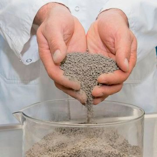 Phosphor-Recycling aus Klärschlammasche: Das Granulat kann zukünftig als Dünger verwendet werden. Phosphor-Recycling aus Klärschlammasche: Das Granulat kann zukünftig als Dünger verwendet werden.