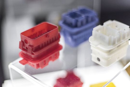 Photo-Resin X400M eignet sich für bruchfeste Teile – wie hier zum Beispiel nachträglich gefärbte elektrische Steckverbinder. Photo-Resin X400M eignet sich für bruchfeste Teile – wie hier zum Beispiel nachträglich gefärbte elektrische Steckverbinder.