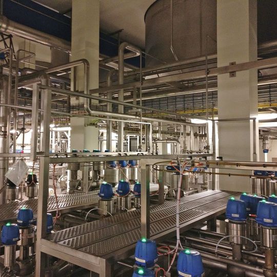 In der Milchpulverfabrik von Vreugdenhil Dairy Foods können 8 t Milchpulver pro Stunde produziert und 1.600.000 l Rohmilch pro Tag verarbeitet werden. In der Milchpulverfabrik von Vreugdenhil Dairy Foods können 8 t Milchpulver pro Stunde produziert und 1.600.000 l Rohmilch pro Tag verarbeitet werden.