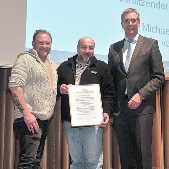 Ein Beispiel, wie man über lange Zeit erfolgreich bleibt: (v. li.) Halil und Ismail Cankaya, erhalten die Ehrenurkunde „für meisterlisches Schaffen“ zum 25-jährigen Bestehen ihres Betriebs von Obermeister René Gravendyk. Ein Beispiel, wie man über lange Zeit erfolgreich bleibt: (v. li.) Halil und Ismail Cankaya, erhalten die Ehrenurkunde „für meisterlisches Schaffen“ zum 25-jährigen Bestehen ihres Betriebs von Obermeister René Gravendyk.