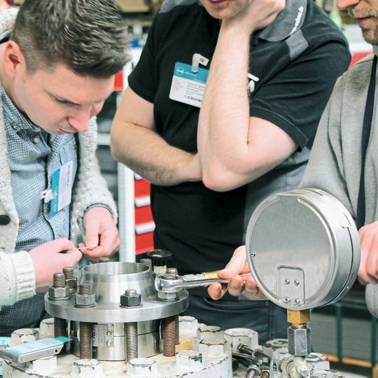 Damit beim Einbau von Berstscheiben nichts schief läuft, braucht es Profis. Schulungen in Theorie und Praxis bringen Sicherheit. Damit beim Einbau von Berstscheiben nichts schief läuft, braucht es Profis. Schulungen in Theorie und Praxis bringen Sicherheit.