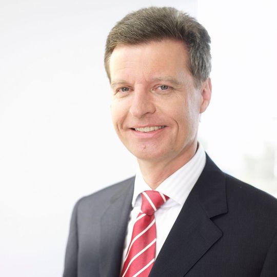 Der neue CEO der VDE Prüf- und Zertifizierungsinstituts GmbH, Dr. Udo Niehage, blickt auf eine lange Karriere bei Siemens und ABB zurück. Der neue CEO der VDE Prüf- und Zertifizierungsinstituts GmbH, Dr. Udo Niehage, blickt auf eine lange Karriere bei Siemens und ABB zurück.
