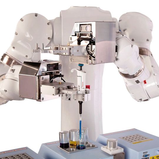 Der speziell für die Hygieneanforderungen im Laborbereich angepasste Serien-Dual-Arm-Roboter Motoman CSDA10F von Yaskawa ist dank multifunktionaler Werkzeuge und Greifer ausgesprochen vielseitig einsetzbar. Der speziell für die Hygieneanforderungen im Laborbereich angepasste Serien-Dual-Arm-Roboter Motoman CSDA10F von Yaskawa ist dank multifunktionaler Werkzeuge und Greifer ausgesprochen vielseitig einsetzbar.