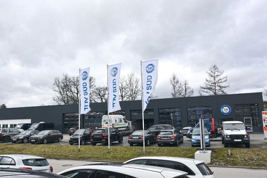 Anthrazit ist die Designfarbe der neuen Mercedes-Benz-CI. Die TÜV-Süd-Prüfstelle in Penzberg fügt sich harmonisch in das Erscheinungsbild der Werkstatt ein. Anthrazit ist die Designfarbe der neuen Mercedes-Benz-CI. Die TÜV-Süd-Prüfstelle in Penzberg fügt sich harmonisch in das Erscheinungsbild der Werkstatt ein.