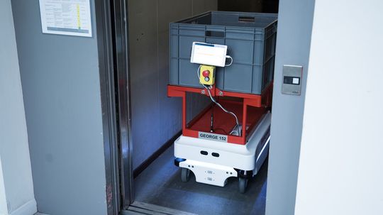 Über eine Bluetooth-Verbindung können die mobilen Helfer selbstständig Türen und Tore öffnen sowie über WLAN auf die Steuerung von Aufzugsystemen zugreifen und so in diese ein- und aussteigen. Über eine Bluetooth-Verbindung können die mobilen Helfer selbstständig Türen und Tore öffnen sowie über WLAN auf die Steuerung von Aufzugsystemen zugreifen und so in diese ein- und aussteigen.