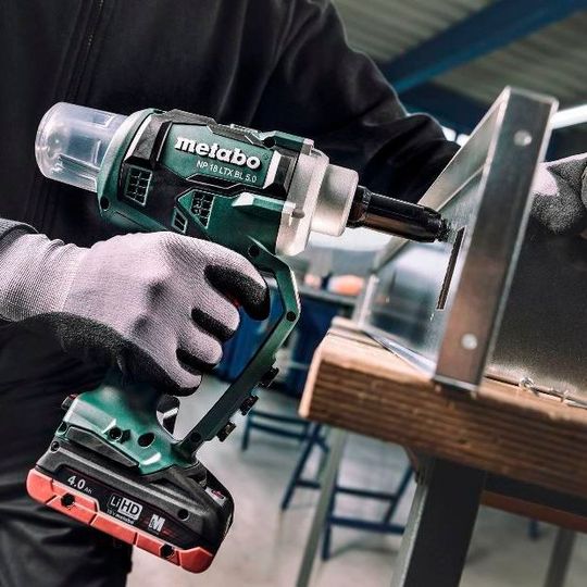 Integrierte Festhaltemundstücke halten den Niet in jeder Position – so kann er beim Arbeiten nicht herausfallen, egal in welcher Position das Gerät gehalten wird. Integrierte Festhaltemundstücke halten den Niet in jeder Position – so kann er beim Arbeiten nicht herausfallen, egal in welcher Position das Gerät gehalten wird.