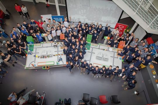 Les 21 équipes en lice à la Coupe suisse de robotique - « SwissEurobot Open » - dont neufs équipes étrangères, cinq de Belgique, deux de France et une équipe d’Allemagne. Les 21 équipes en lice à la Coupe suisse de robotique - « SwissEurobot Open » - dont neufs équipes étrangères, cinq de Belgique, deux de France et une équipe d’Allemagne.