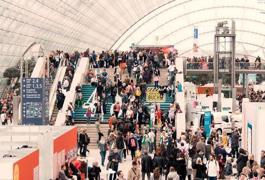Für Unternehmen gibt es keinen besseren Ort, an dem ihnen bestehende und potenzielle Kunden wie am Fließband serviert werden, wie bei einer Messe. Für Unternehmen gibt es keinen besseren Ort, an dem ihnen bestehende und potenzielle Kunden wie am Fließband serviert werden, wie bei einer Messe.