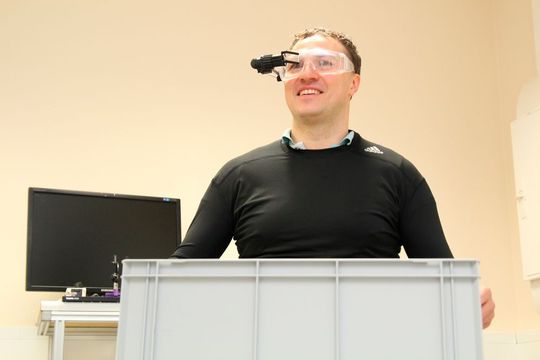 Mithilfe des Cyberanzugs kann man ohne eine Handbewegung Eingaben tätigen.