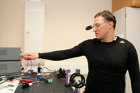 Die Sensorinformationen des Cyberanzugs werden in Echtzeit von einer Computereinheit ausgewertet und können über die Datenbrille visualisiert werden. Die Sensorinformationen des Cyberanzugs werden in Echtzeit von einer Computereinheit ausgewertet und können über die Datenbrille visualisiert werden.