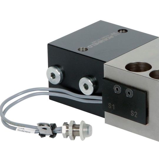 The wedge clamp with clamping bolts, positive-locking safety step and adapter plate ensures safety at the pressing tappet. The wedge clamp with clamping bolts, positive-locking safety step and adapter plate ensures safety at the pressing tappet.