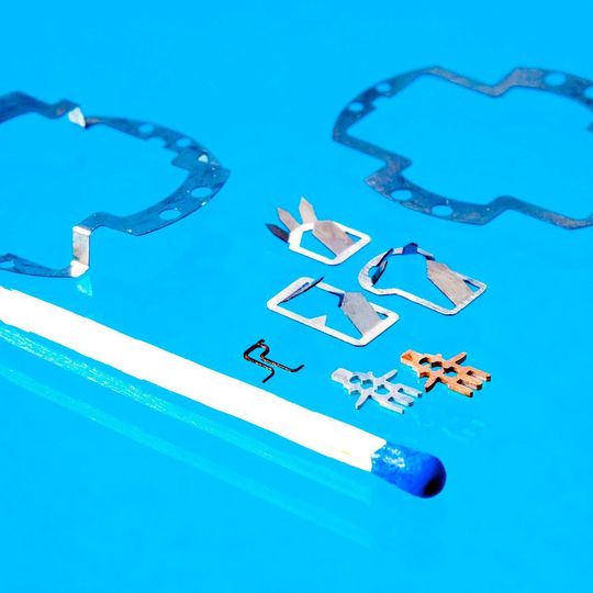 Von klein bis winzig: In der Rolle des Miniaturteile-Herstellers fertigt LK Mechanik kleine und kleinste Bauteile für Baugruppenfertiger, Komponenten- und Gerätehersteller in Feinwerk- und Elektrotechnik sowie Optik, Luftfahrt, Mess- und Medizintechnik. Von klein bis winzig: In der Rolle des Miniaturteile-Herstellers fertigt LK Mechanik kleine und kleinste Bauteile für Baugruppenfertiger, Komponenten- und Gerätehersteller in Feinwerk- und Elektrotechnik sowie Optik, Luftfahrt, Mess- und Medizintechnik.