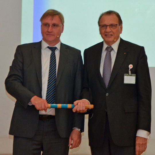Die Staffelübergabe an der Spitze der EFB: Der neue Präsident Dr.-Ing. Stephan Arnold (links) übernimmt von Wilfried Jakob. Die Staffelübergabe an der Spitze der EFB: Der neue Präsident Dr.-Ing. Stephan Arnold (links) übernimmt von Wilfried Jakob.