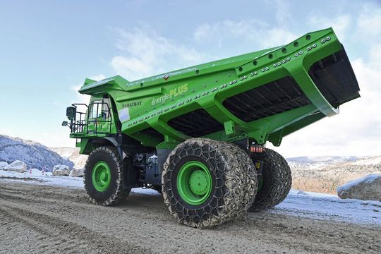 Au freinage, l'eDumper chargé de 123 tonnes gagne de l‘énergie au lieu de la libérer dans l'environnement sous forme de chaleur par l‘intermédiaire des disques de frein. Au freinage, l'eDumper chargé de 123 tonnes gagne de l‘énergie au lieu de la libérer dans l'environnement sous forme de chaleur par l‘intermédiaire des disques de frein.