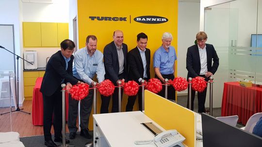 v.l. Chuck Choi, Patrick Maguire, Frank Rohn, Darren Chan, Bob Schlicksup und Matthias Turck eröffnen Turck Banner Malaysia Sdn Bhd. v.l. Chuck Choi, Patrick Maguire, Frank Rohn, Darren Chan, Bob Schlicksup und Matthias Turck eröffnen Turck Banner Malaysia Sdn Bhd.