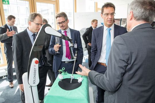 Robert Geiger (r.), Geschäftsführer der Aktormed GmbH und Dr. Matthias Schier (l.), Geschäftsführer des Forum Medtech Pharma e.V., informieren über den Roboterarm Soloassist. Robert Geiger (r.), Geschäftsführer der Aktormed GmbH und Dr. Matthias Schier (l.), Geschäftsführer des Forum Medtech Pharma e.V., informieren über den Roboterarm Soloassist.