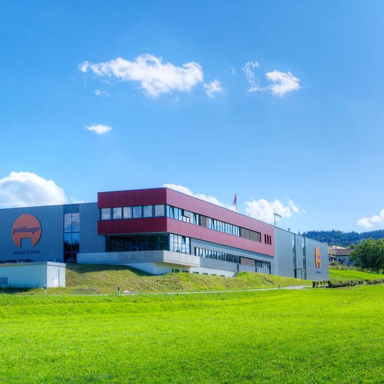 Ein Musterbeispiel für Nachhaltigkeit und Flexibilität: Die auf der grünen Wiese entstandene Zukunftsfabrik der Profilsager AG in Dürrenäsch Ein Musterbeispiel für Nachhaltigkeit und Flexibilität: Die auf der grünen Wiese entstandene Zukunftsfabrik der Profilsager AG in Dürrenäsch