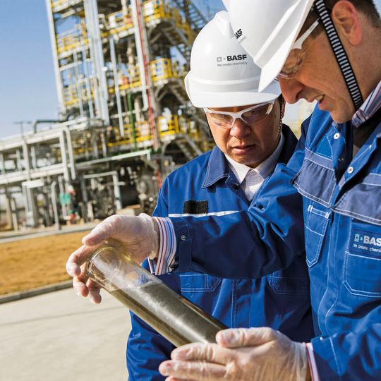 Die Transaktion zwischen Solenis und BASF umfasst das globale Wet-End-Papier- und Wasserchemikaliengeschäft der BASF mit einem Umsatz von circa 800 Millionen Euro im Jahr 2017 und rund 1.300 Mitarbeitern weltweit. Die Transaktion zwischen Solenis und BASF umfasst das globale Wet-End-Papier- und Wasserchemikaliengeschäft der BASF mit einem Umsatz von circa 800 Millionen Euro im Jahr 2017 und rund 1.300 Mitarbeitern weltweit.