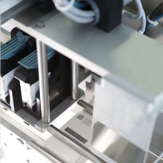 Die intuitive Softwarelösung ATS Four von Antares Vision ermöglicht den Datenaustausch im Zuge der Serialisierung von der Produktionsebene bis hin zu den Regulierungsbehörden. Die intuitive Softwarelösung ATS Four von Antares Vision ermöglicht den Datenaustausch im Zuge der Serialisierung von der Produktionsebene bis hin zu den Regulierungsbehörden.