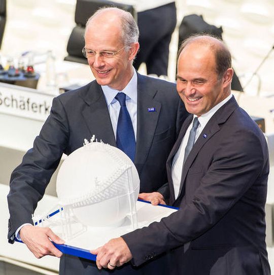 Dr. Kurt Bock, the previous Chairman of the Board of Executive Directors, presented his successor with a 3D-printed model of a symbolic scene from BASF’s headquarters in Ludwigshafen. Dr. Kurt Bock, the previous Chairman of the Board of Executive Directors, presented his successor with a 3D-printed model of a symbolic scene from BASF’s headquarters in Ludwigshafen.