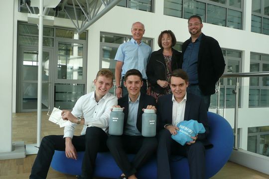 Kuraray unterstützt die Nachwuchsforscher (vorne v.l.) Tom Hinzmann, Sebastian Durchholz und Tony Oehm bei ihren Forschungen an E-Bike-Akkus aus Bioabfällen: (hinten v.l.) Robert Fuss, Leiter New Business Development PVB, Doris Dörsam, Fachbereichsleiterin Freiherr-vom-Stein Schule, Marco Leon Wehner, Fachlehrer Freiherr-vom-Stein Schule.