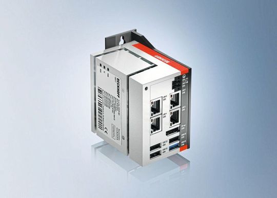 Der IPC C6017 bietet eine um vier Schnittstellen und USV erweiterte Anschlussebene bei minimal erhöhter Bauform im Vergleich zum C6015. Der IPC C6017 bietet eine um vier Schnittstellen und USV erweiterte Anschlussebene bei minimal erhöhter Bauform im Vergleich zum C6015.
