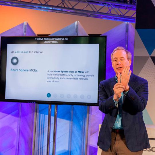 Microsoft-Vorstand Brad Smith präsentiert einen IoT-Mikrocontroller, auf dem ein Betriebssystem mit Linux-Kernel laufen soll. Microsoft-Vorstand Brad Smith präsentiert einen IoT-Mikrocontroller, auf dem ein Betriebssystem mit Linux-Kernel laufen soll.