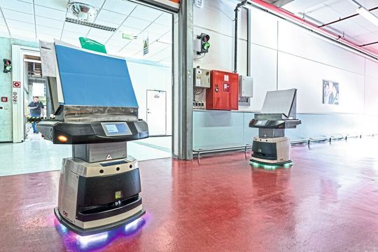 Sally ist mit einer effizienten Sicherheitstechnik ausgestattet, die dafür sorgt, dass das FTS Hindernisse frühzeitig erkennt und gegebenenfalls abbremst.