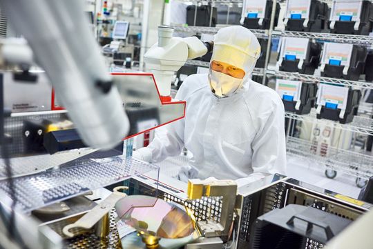 Trenner aus Dresden: Eine neue Prozesstechnologie soll besonders robuste Schaltungsisolierungen bei der Chip-Produktion ermöglichen. Trenner aus Dresden: Eine neue Prozesstechnologie soll besonders robuste Schaltungsisolierungen bei der Chip-Produktion ermöglichen.