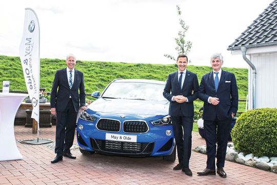 Die Gesellschafter Hans-Otto Olde (li.) und Michael May (re.) sowie der geschäftsführende Gesellschafter Christian Rönsch freuen sich über ein solides Jahr bei May & Olde. Die Gesellschafter Hans-Otto Olde (li.) und Michael May (re.) sowie der geschäftsführende Gesellschafter Christian Rönsch freuen sich über ein solides Jahr bei May & Olde.