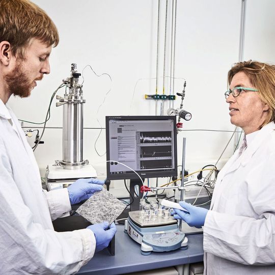 Das am KIT entwickelte Filter-Verfahren kombiniert die Vorteile der Bindung von Mikroschadstoffen mit Aktivkohle mit denen der Ultrafiltration. Das am KIT entwickelte Filter-Verfahren kombiniert die Vorteile der Bindung von Mikroschadstoffen mit Aktivkohle mit denen der Ultrafiltration.