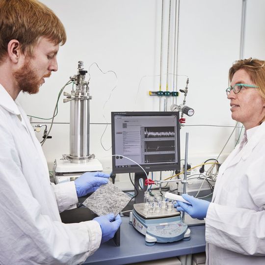 Das am KIT entwickelte Verfahren kombiniert die Vorteile der Bindung von Mikroschadstoffen mit Aktivkohle mit denen der Ultrafiltration. Das am KIT entwickelte Verfahren kombiniert die Vorteile der Bindung von Mikroschadstoffen mit Aktivkohle mit denen der Ultrafiltration.