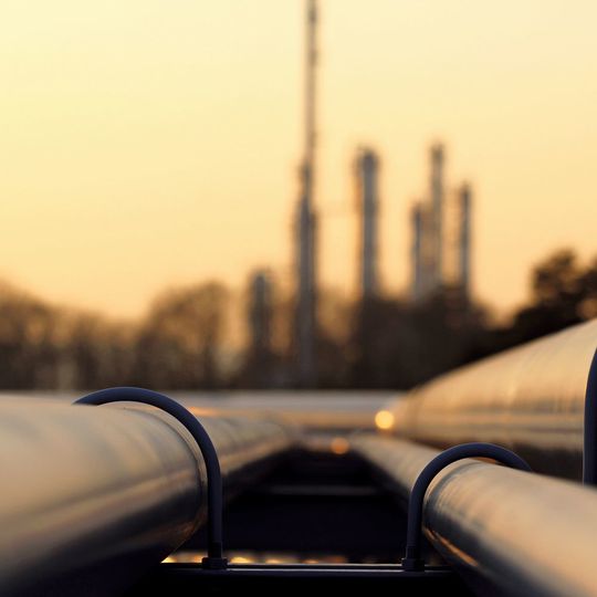 Phoenix Contact und Krohne Messtechnik haben gemeinsam eine Lösung zur Pipeline-Überwachung entwickelt, mit der sich Daten mit Standardkomponenten sicher und schnell über das Internet übertragen lassen. Phoenix Contact und Krohne Messtechnik haben gemeinsam eine Lösung zur Pipeline-Überwachung entwickelt, mit der sich Daten mit Standardkomponenten sicher und schnell über das Internet übertragen lassen.