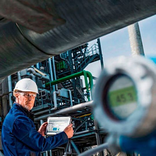 E+H hat mit der Analytics App eine erste digitale Dienstleistung zur automatisierten Analyse und Verwaltung der installierten Gerätebasis auf den Markt gebracht. E+H hat mit der Analytics App eine erste digitale Dienstleistung zur automatisierten Analyse und Verwaltung der installierten Gerätebasis auf den Markt gebracht.