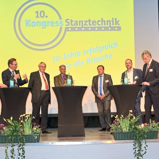Die Podiumsdiskussion behandelte das Thema „Notwendiges Veränderungsmanagement – Zukunftsvorsorge in Zeiten der Hochkonjunktur.“ Die Podiumsdiskussion behandelte das Thema „Notwendiges Veränderungsmanagement – Zukunftsvorsorge in Zeiten der Hochkonjunktur.“