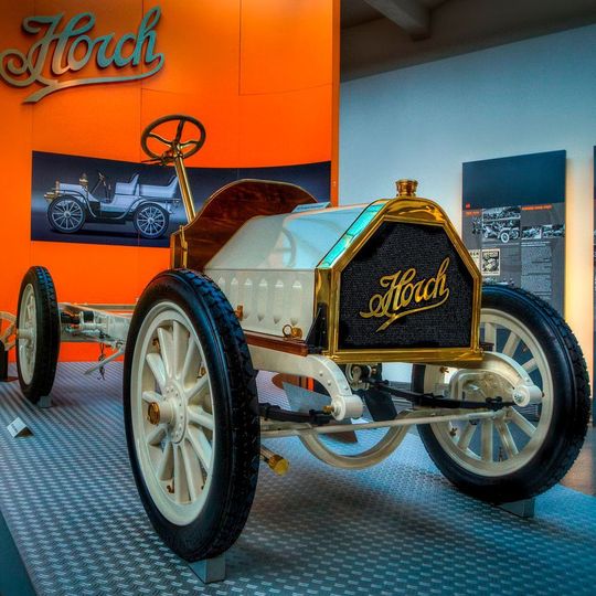 Die erste Baustufe des Horch 14-17 PS mit Fahrgestell, Motorumhausung, Kühler, Achsen und Rädern steht bereits im Museum. Die erste Baustufe des Horch 14-17 PS mit Fahrgestell, Motorumhausung, Kühler, Achsen und Rädern steht bereits im Museum.