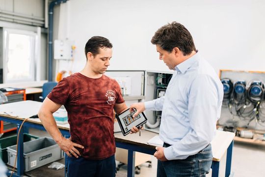 Schritt für Schritt zu Industrie 4.0: Mitarbeiter Kai Watts testet gemeinsam mit Geschäftsführer Heinz-Dieter Finke derzeit Tablets in der Fertigung der Schaltanlagenbau Westermann. Ein komplett digitales Abbild und eine intuitive Fertigungs-Anleitung erleichtern die Arbeit. Schritt für Schritt zu Industrie 4.0: Mitarbeiter Kai Watts testet gemeinsam mit Geschäftsführer Heinz-Dieter Finke derzeit Tablets in der Fertigung der Schaltanlagenbau Westermann. Ein komplett digitales Abbild und eine intuitive Fertigungs-Anleitung erleichtern die Arbeit.