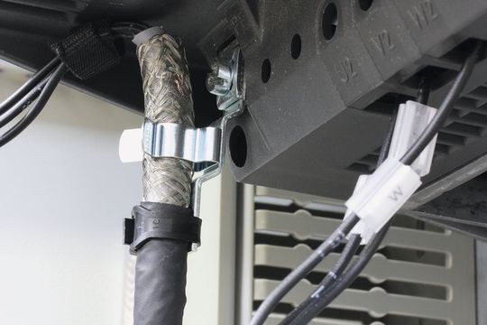 Schirmklammern: Sie dienen zur Verbindung von außenliegenden Leitungsschirmen mit dem Massepotential (z.B. bei Koax-Kabeln), um die elektromagnetische Verträglichkeit zu gewährleisten. Das Bild zeigt die Anwendung Frequenzumrichter, der in einem Schaltschrank verbaut ist. Schirmklammern: Sie dienen zur Verbindung von außenliegenden Leitungsschirmen mit dem Massepotential (z.B. bei Koax-Kabeln), um die elektromagnetische Verträglichkeit zu gewährleisten. Das Bild zeigt die Anwendung Frequenzumrichter, der in einem Schaltschrank verbaut ist.