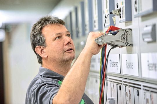 Umspannwerk der Energienetz Mitte: Markus Hose von der Energienetz Mitte betätigt einen Fame-Steckverbinder im Umspannwerk Göttingen Weende. Umspannwerk der Energienetz Mitte: Markus Hose von der Energienetz Mitte betätigt einen Fame-Steckverbinder im Umspannwerk Göttingen Weende.