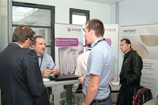 Neben Fertigungsverfahren werden auf der Orthomanufacture innovative Werkstoffe für medizinische Instrumente und Implantate präsentiert. Neben Fertigungsverfahren werden auf der Orthomanufacture innovative Werkstoffe für medizinische Instrumente und Implantate präsentiert.
