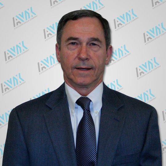 John Sarvis, President und CEO der AVX Corp., sagt: „Mit der Übernahme von KUMATEC und unserem Joint Venture im Bereich Wasserstoff-Brennstoffen sind wir in der Lage, unsere Fertigungskapazitäten auszubauen und neue Geschäftsmöglichkeiten zu generieren.“ John Sarvis, President und CEO der AVX Corp., sagt: „Mit der Übernahme von KUMATEC und unserem Joint Venture im Bereich Wasserstoff-Brennstoffen sind wir in der Lage, unsere Fertigungskapazitäten auszubauen und neue Geschäftsmöglichkeiten zu generieren.“