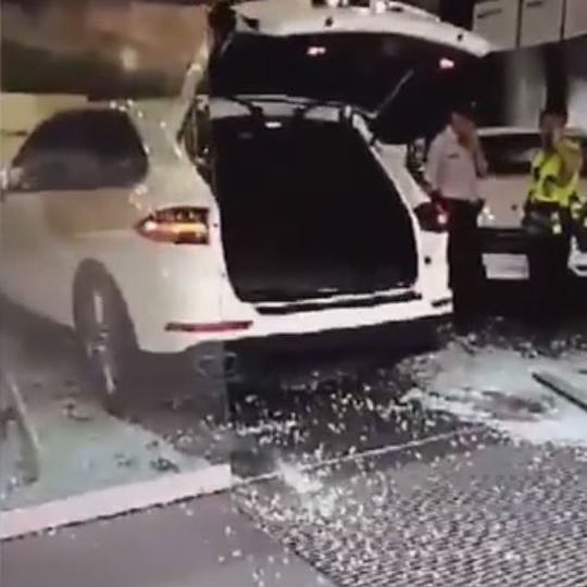 Ein Schaufenster des Autohauses in Taiwan fiel dem Porsche Cayenne zum Opfer. Ein Schaufenster des Autohauses in Taiwan fiel dem Porsche Cayenne zum Opfer.