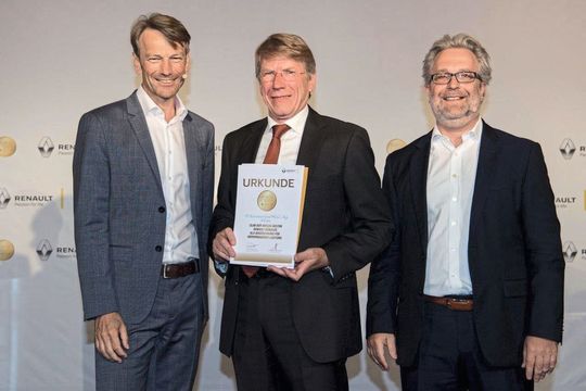 Willlkommen im Club: Vorstandsvorsitzende Uwe Hochgeschurtz (li.) und Vertriebsvorstand Christophe Mittelberger (re.; beide Renault Deutschland) gratulieren Heinz Christian Kleinemeier, Geschäftsführer Autohaus Kleinemeier. Willlkommen im Club: Vorstandsvorsitzende Uwe Hochgeschurtz (li.) und Vertriebsvorstand Christophe Mittelberger (re.; beide Renault Deutschland) gratulieren Heinz Christian Kleinemeier, Geschäftsführer Autohaus Kleinemeier.