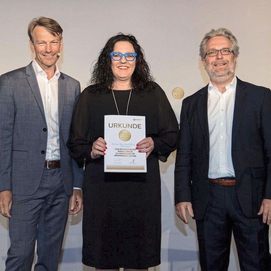 Club de l’Élite 2017: Vorstandsvorsitzende Uwe Hochgeschurtz (li.) und Vertriebsvorstand Christophe Mittelberger (beide Renault Deutschland) gratulieren Anja Zwissler, Geschäftsführerin Renault Mucz. Club de l’Élite 2017: Vorstandsvorsitzende Uwe Hochgeschurtz (li.) und Vertriebsvorstand Christophe Mittelberger (beide Renault Deutschland) gratulieren Anja Zwissler, Geschäftsführerin Renault Mucz.
